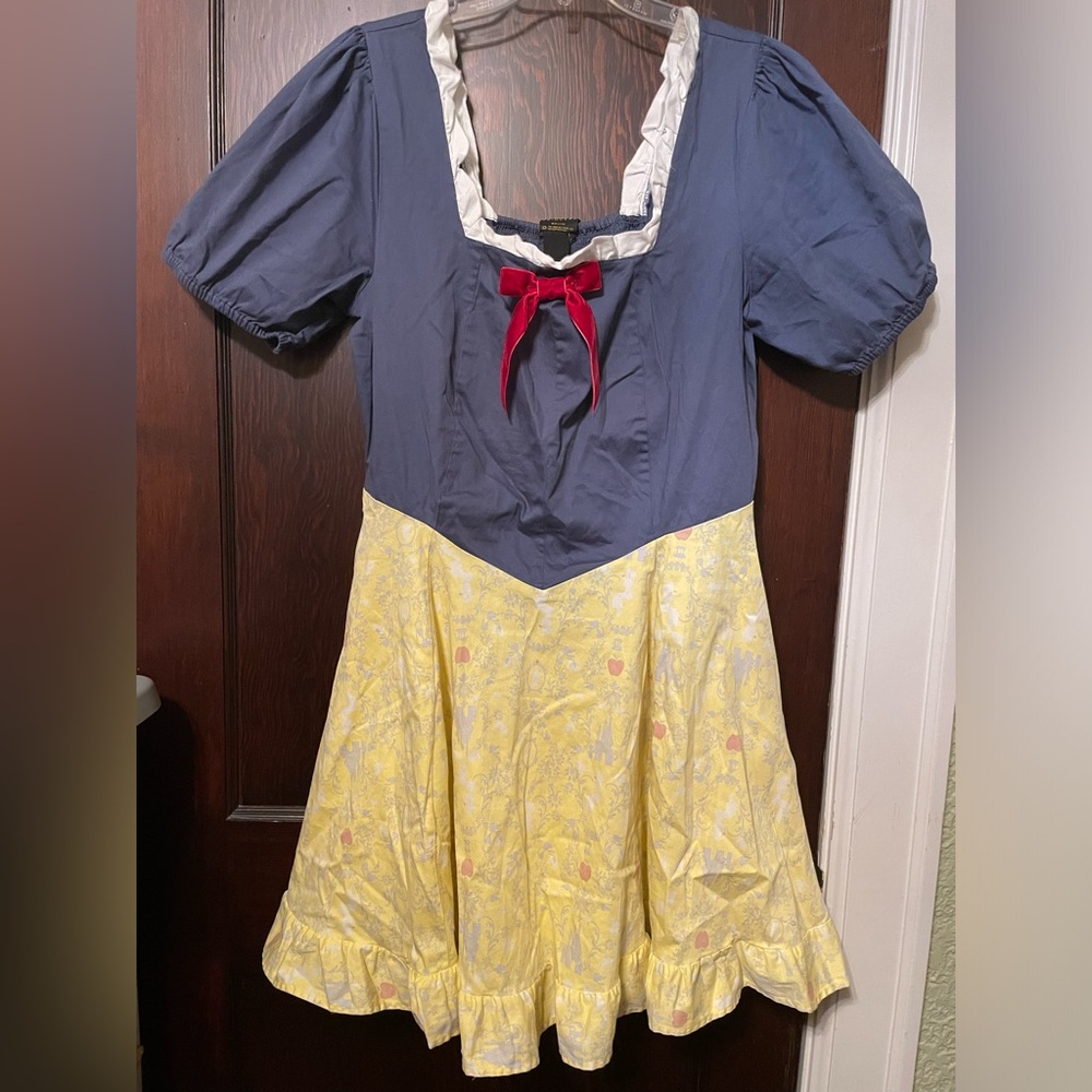 Hot Topic Disney Snow White dress 2XL